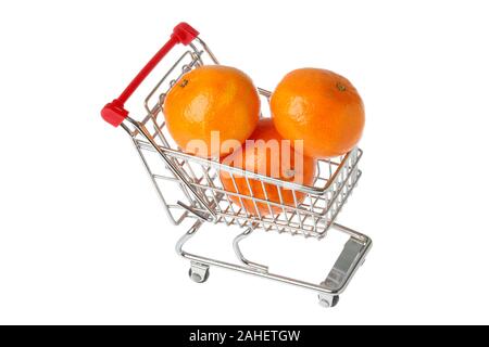 Un petit panier rempli de clémentines isolées sur fond blanc. Banque D'Images