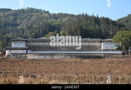 Yongan. 28 Dec, 2019. Photos prises le 28 décembre 2019 montre une vue d'Anzhenbao 19, un immeuble résidentiel du xixe siècle, dans le sud-est de Yong'an, province de Fujian en Chine. Construction d'Anzhenbao ont commencé en 1885 et a duré 14 ans. L'énorme édifice pisé de terre a plus de 360 chambres, avec quelques 6 000 mètres carrés de surface de plancher. Credit : Lin Shanchuan/Xinhua/Alamy Live News Banque D'Images