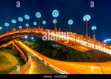 Pont Koi à Halong nuit en parc, province de Quang Ninh, Vietnam Banque D'Images