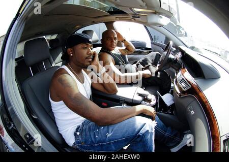 (L-R) Chanteur / acteur William Raymond Norwood Jr. alias Ray J et le rappeur 40 Glocc sur l'ensemble de 40 Glocc avec Ray J 'Damn' musique vidéo à Los Angeles, Californie. Banque D'Images