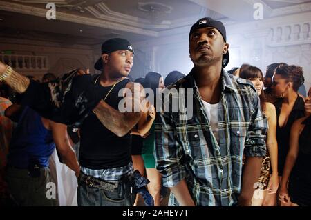 (L-R) 40 Glocc rappeur et chanteur / acteur William Raymond Norwood Jr. alias Ray J sur l'ensemble de 40 Glocc avec Ray J 'Damn' musique vidéo à Los Angeles, Californie. Banque D'Images