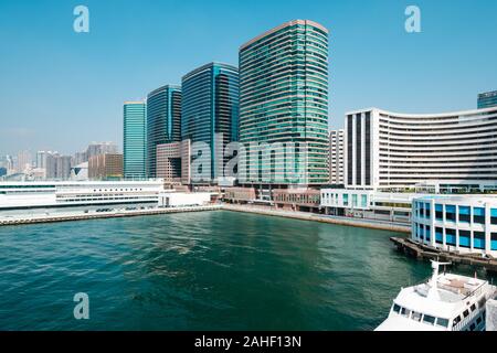 Hong Kong, Chine - Novembre 2019 : l'architecture moderne et les toits de West Kowloon et le port de Victoria à HongKong Banque D'Images