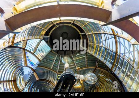 Les prismes de verre de la lentille dans la salle de la lanterne à Portland Bill lighthouse, Dorset, England, UK Banque D'Images