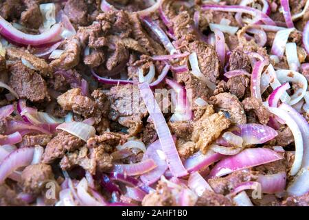 Recette de Cuisine Fait Maison, ragoût de boeuf avec des oignons Banque D'Images
