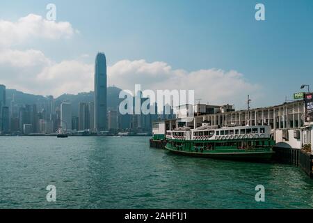 Hong Kong, Chine - Novembre 2019 : Star Ferry sur Tsim Sha Tsui Star Ferry Pier et de l'île de HongKong skyline background Banque D'Images