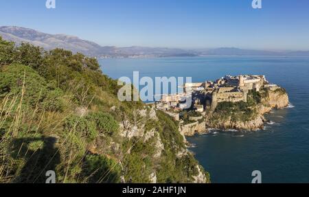 Gaeta, l'une des villes les plus spectaculaires le long de la mer Tyrrhénienne, affiche une étonnante vieille ville médiévale, célèbre de ses églises et de ses fortifications Banque D'Images