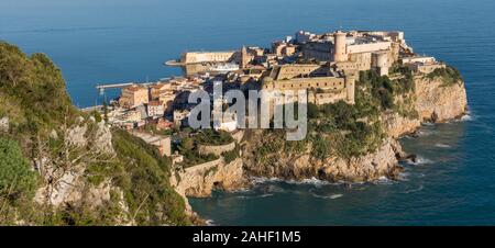 Gaeta, l'une des villes les plus spectaculaires le long de la mer Tyrrhénienne, affiche une étonnante vieille ville médiévale, célèbre de ses églises et de ses fortifications Banque D'Images