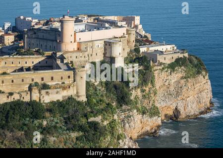 Gaeta, l'une des villes les plus spectaculaires le long de la mer Tyrrhénienne, affiche une étonnante vieille ville médiévale, célèbre de ses églises et de ses fortifications Banque D'Images