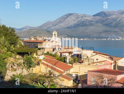 Gaeta, l'une des villes les plus spectaculaires le long de la mer Tyrrhénienne, affiche une étonnante vieille ville médiévale, célèbre de ses églises et de ses fortifications Banque D'Images