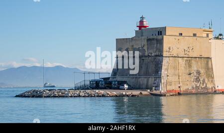 Gaeta, l'une des villes les plus spectaculaires le long de la mer Tyrrhénienne, affiche une étonnante vieille ville médiévale, célèbre de ses églises et de ses fortifications Banque D'Images