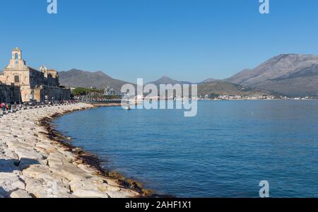 Gaeta, l'une des villes les plus spectaculaires le long de la mer Tyrrhénienne, affiche une étonnante vieille ville médiévale, célèbre de ses églises et de ses fortifications Banque D'Images