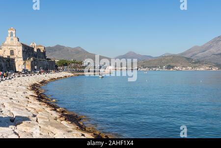 Gaeta, l'une des villes les plus spectaculaires le long de la mer Tyrrhénienne, affiche une étonnante vieille ville médiévale, célèbre de ses églises et de ses fortifications Banque D'Images