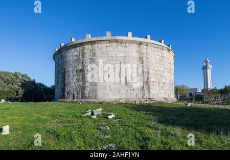 Construit pendant la période de l'Empire romain, et juste au-dessus du golfe de Gaeta, le mausolée Lucio Munazio Planco est l'un des principaux monuments de Gaeta Banque D'Images