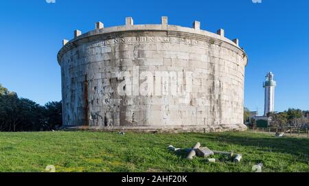 Construit pendant la période de l'Empire romain, et juste au-dessus du golfe de Gaeta, le mausolée Lucio Munazio Planco est l'un des principaux monuments de Gaeta Banque D'Images