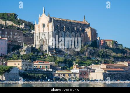 Gaeta, l'une des villes les plus spectaculaires le long de la mer Tyrrhénienne, affiche une étonnante vieille ville médiévale, célèbre de ses églises et de ses fortifications Banque D'Images