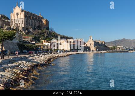 Gaeta, l'une des villes les plus spectaculaires le long de la mer Tyrrhénienne, affiche une étonnante vieille ville médiévale, célèbre de ses églises et de ses fortifications Banque D'Images