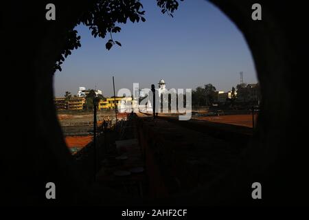 Katmandou, Népal. Dec 29, 2019. Un homme marche à l'intérieur de la reconstruction site de l'historique de l'étang Rani Pokhari à Katmandou, Népal le Dimanche, Décembre 29, 2019. Credit : Skanda Gautam/ZUMA/Alamy Fil Live News Banque D'Images