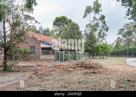 La Fédération conçu Killara Park pavilion à côté de l'Ovale Bert Oldfield endommagé et entouré de clôtures temporaires après la tempête de novembre 2019 Banque D'Images