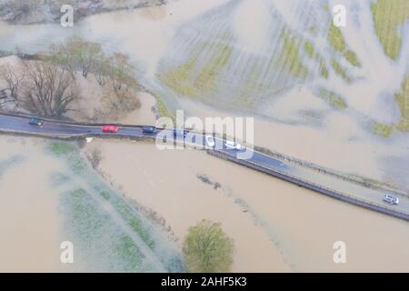 Lacock, Wiltshire, Royaume-Uni. 20 décembre 2019. L'Agence de l'environnement a émis un avertissement d'inondation pour Reybridge rouge à côté de l'historique village de Lacock, Banque D'Images