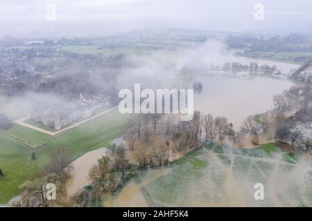 Lacock, Wiltshire, Royaume-Uni. 20 décembre 2019. L'Agence de l'environnement a émis un avertissement d'inondation pour Reybridge rouge à côté de l'historique village de Lacock, Banque D'Images