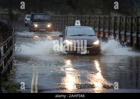 Lacock, Wiltshire, Royaume-Uni. 20 décembre 2019. L'Agence de l'environnement a émis un avertissement d'inondation pour Reybridge rouge à côté de l'historique village de Lacock, Banque D'Images