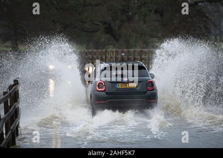 Lacock, Wiltshire, Royaume-Uni. 20 décembre 2019. L'Agence de l'environnement a émis un avertissement d'inondation pour Reybridge rouge à côté de l'historique village de Lacock, Banque D'Images