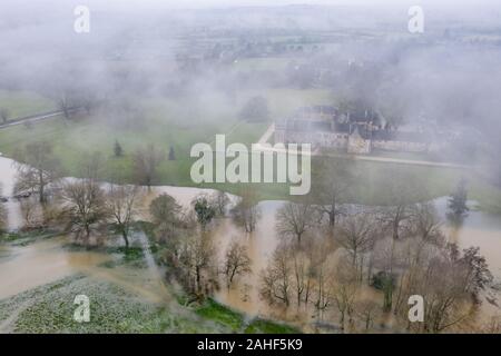 Lacock, Wiltshire, Royaume-Uni. 20 décembre 2019. L'Agence de l'environnement a émis un avertissement d'inondation pour Reybridge rouge à côté de l'historique village de Lacock, Banque D'Images