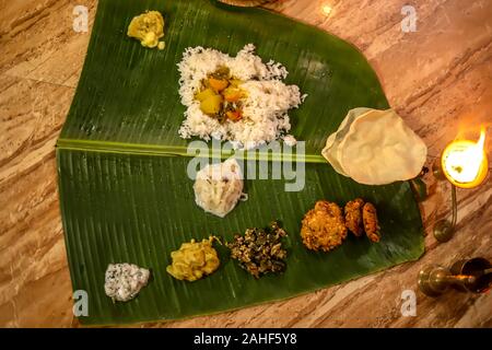 La feuille de banane, riz indien végétarien repas servis sur des feuilles de banane, cuisine traditionnelle d'Inde du sud Banque D'Images