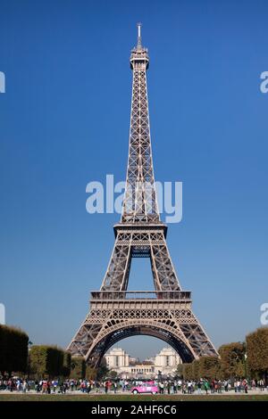 La magnifique Tour Eiffel à Paris, la plus grande attraction touristique de France Banque D'Images