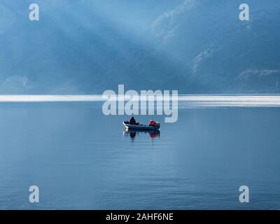 Seul le bateau de pêcheur sur le lac de Côme Banque D'Images