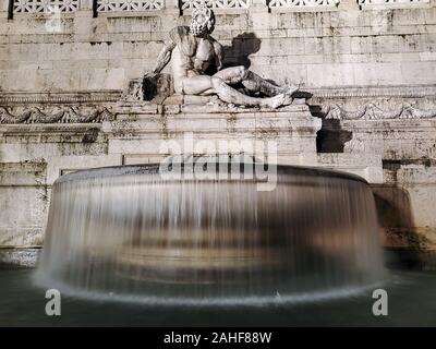 Célèbre monument traditionnel fontaine en place de Venise Rome, Italie par nuit Banque D'Images