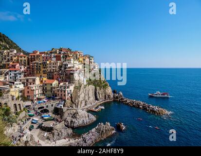 Ferry sur la côte de Manarola Village, elevated view, Cinque Terre, UNESCO World Heritage Site, ligurie, italie Banque D'Images