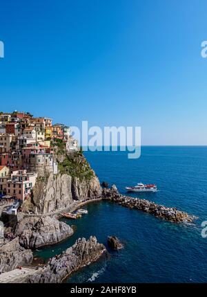 Ferry sur la côte de Manarola Village, elevated view, Cinque Terre, UNESCO World Heritage Site, ligurie, italie Banque D'Images