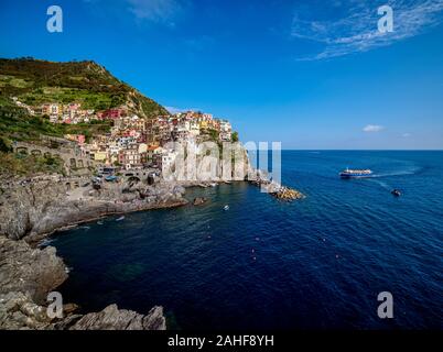 Ferry sur la côte de Manarola Village, Cinque Terre, UNESCO World Heritage Site, ligurie, italie Banque D'Images