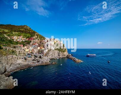 Ferry sur la côte de Manarola Village, Cinque Terre, UNESCO World Heritage Site, ligurie, italie Banque D'Images