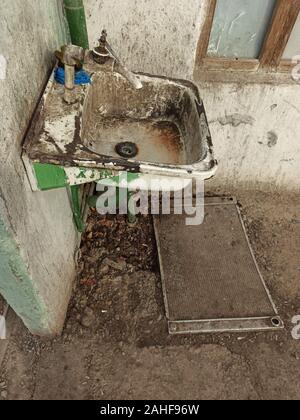 Très sale un vieux lavabo et robinet dans la rue en Asie centrale Banque D'Images