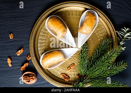 Concept alimentaire arabe Oriental baklava dessert les noix sur black slate board with copy space Banque D'Images