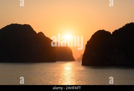 Ha Long Bay, l'un des paysages les plus pittoresques au monde. Situé dans le nord du Vietnam Banque D'Images