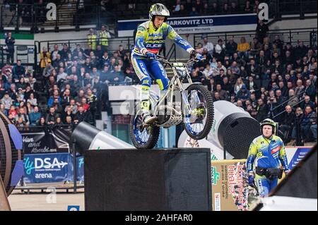 SHEFFIELD, Angleterre - le 28 décembre, la paix Jack UK (Sherco) bondit hors obsticle pendant le 25e anniversaire à l'essai Sheffield Indoor Arena Sheffield, FlyDSA le samedi 28 décembre 2019. (Crédit : Ian Charles | MI News) Credit : MI News & Sport /Alamy Live News Banque D'Images