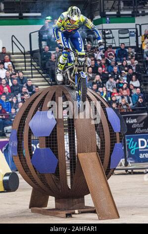 SHEFFIELD, Angleterre - le 28 décembre, la paix Jack UK (Sherco) passe au-dessus de la planète pendant le 25e anniversaire à l'essai Sheffield Indoor Arena Sheffield, FlyDSA le samedi 28 décembre 2019. (Crédit : Ian Charles | MI News) Credit : MI News & Sport /Alamy Live News Banque D'Images