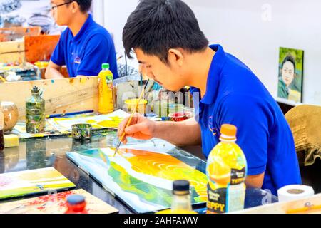 Artiste vietnamien la peinture sur soie, Hanoi Vietnam Banque D'Images