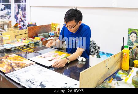 Artiste vietnamien la peinture sur soie, Hanoi Vietnam Banque D'Images