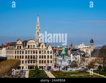 Vue sur le Mont des Arts Jardin Public vers l'hôtel de ville Spire, Bruxelles, Belgique Banque D'Images