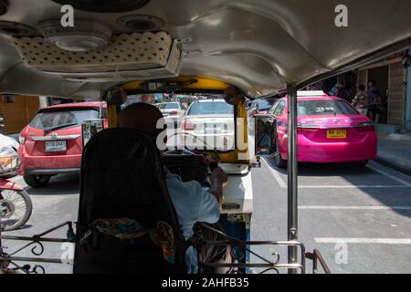 SAMUT PRAKAN, Thaïlande, le 18 mai 2019, une circonscription à trois roues traditionnelles sur la rue de Bangkok.tuk tuk sur route, voir des Banque D'Images