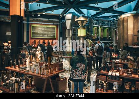 Italie, Milan, 30 mai 2019 : les gens, les touristes et les amateurs de café Starbucks à réserver à Milan. L'intérieur de la cafétéria. Banque D'Images