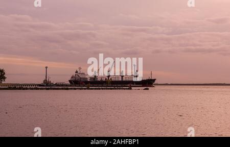 Coucher de soleil sur le quai de chargement industrielles de Nueva Palmira, sur le fleuve Uruguay. Nouvelle Ville de Palmira, Uruguay Banque D'Images