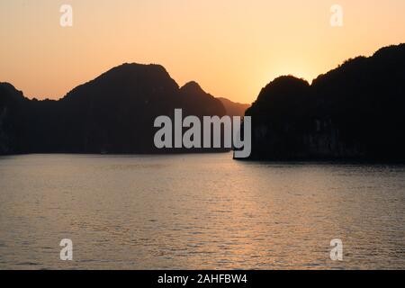 Ha Long Bay, l'un des paysages les plus pittoresques au monde. Situé dans le nord du Vietnam Banque D'Images