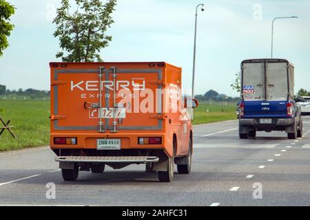 BANGKOK, THAÏLANDE, 03 juin 2019, l'enlèvement de la livraison Express de l'entreprise Kerry sur la route, vue arrière. Banque D'Images