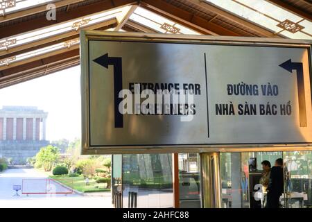 Entrée séparée pour les étrangers signent avec une flèche pointant vers le bas Banque D'Images