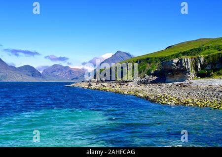 Elgol Beach et le Black Cuillin Hills. Banque D'Images